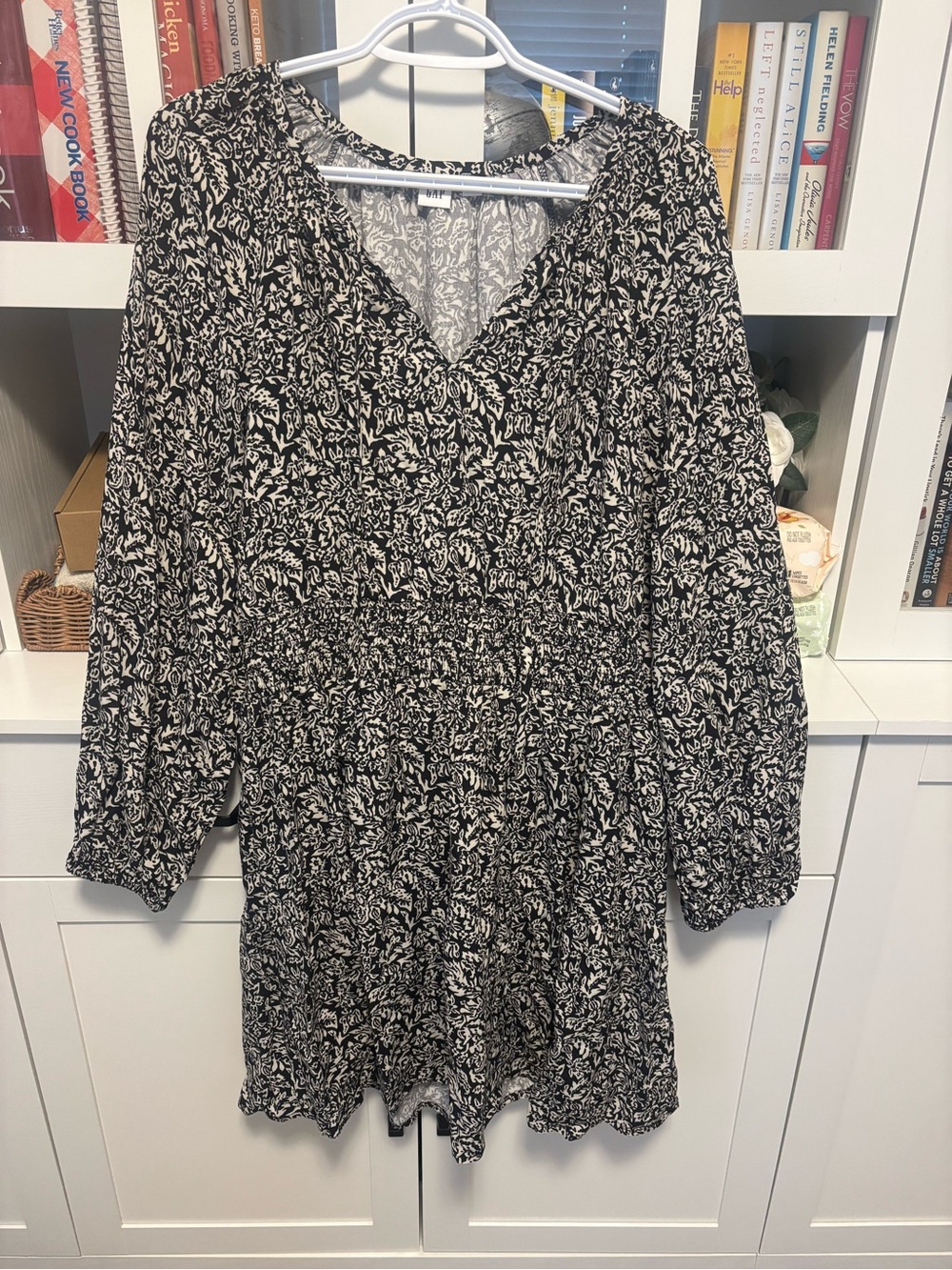 Like new Gap size M Black and White Printed V-Neck Women's Dress